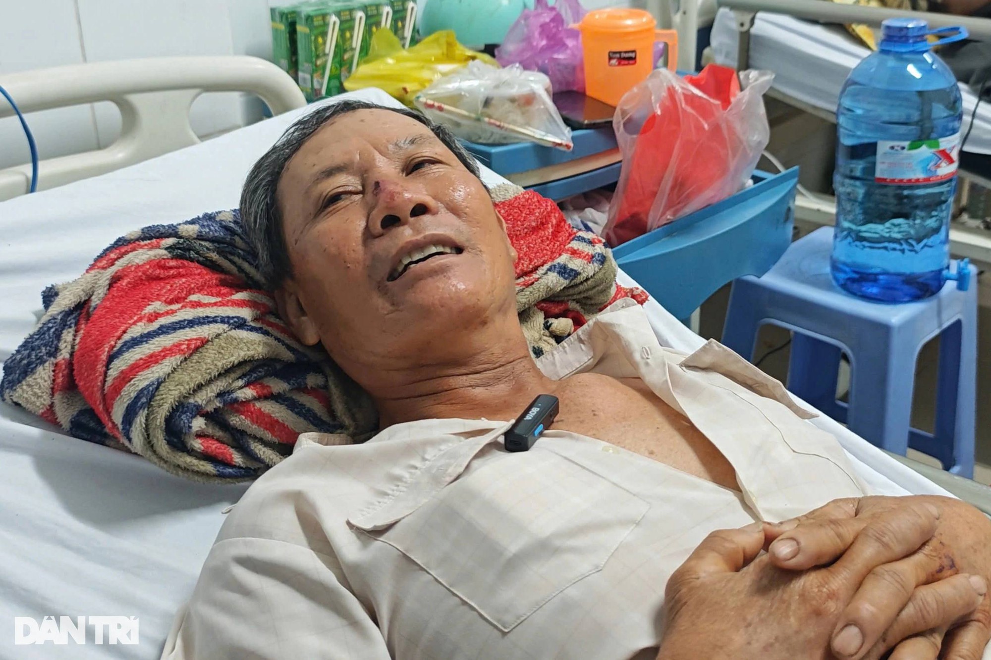 Lời kể rùng mình của đôi vợ chồng trong vụ sập đường dẫn cầu mới khánh thành tại Tây Ninh: "Tôi chỉ biết kêu cứu vì sợ bị chôn sống"- Ảnh 1. Lời kể rùng mình của đôi vợ chồng trong vụ sập đường dẫn cầu mới khánh thành tại Tây Ninh: "Tôi chỉ biết kêu cứu vì sợ bị chôn sống"- Ảnh 1.