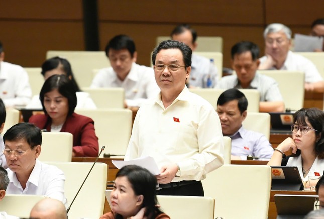 Tranh luận trường công, bệnh viện công vẫn phải 'cõng' thêm thuế- Ảnh 1. Tranh luận trường công, bệnh viện công vẫn phải 'cõng' thêm thuế- Ảnh 1.