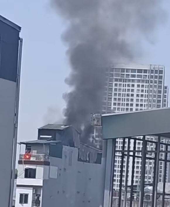 Hà Nội: Cháy nhà cao tầng trong ngõ Triều Khúc, nhiều người bỏ chạy ra ngoài- Ảnh 1. Hà Nội: Cháy nhà cao tầng trong ngõ Triều Khúc, nhiều người bỏ chạy ra ngoài- Ảnh 1.