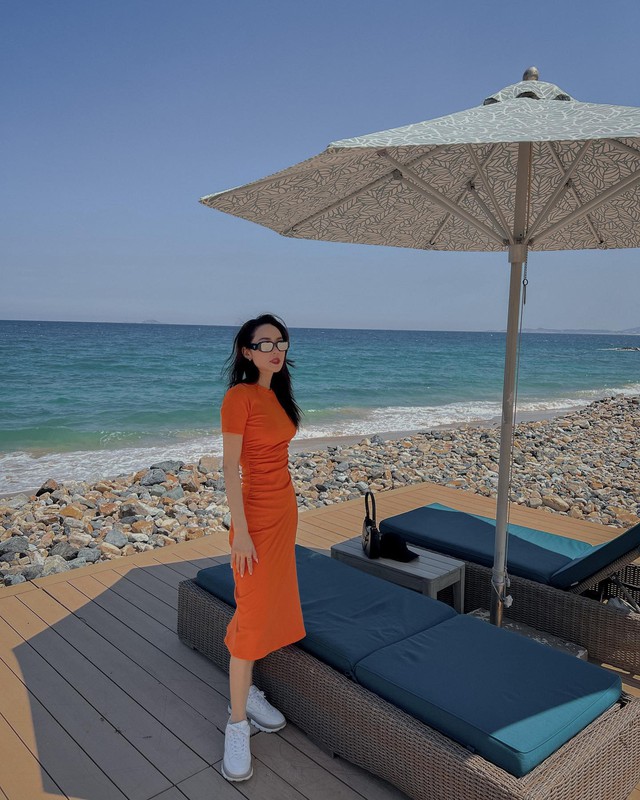 Thời trang đi du lịch của Minh Hằng đẹp từ năm này qua năm khác, phụ nữ U40 nên tham khảo- Ảnh 8. Thời trang đi du lịch của Minh Hằng đẹp từ năm này qua năm khác, phụ nữ U40 nên tham khảo- Ảnh 8.