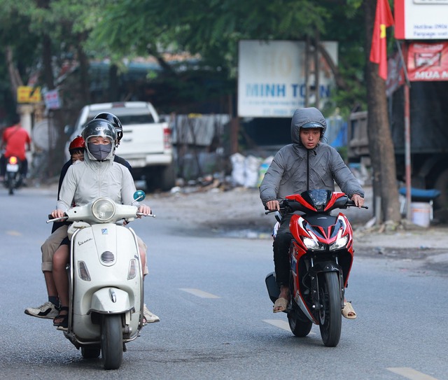 Hình ảnh lạ thường được ghi nhận tại Hà Nội vào buổi sáng sớm đầu tuần- Ảnh 4. Hình ảnh lạ thường được ghi nhận tại Hà Nội vào buổi sáng sớm đầu tuần- Ảnh 4.