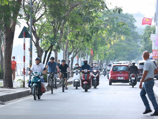 Hình ảnh lạ thường được ghi nhận tại Hà Nội vào buổi sáng sớm đầu tuần- Ảnh 1. Hình ảnh lạ thường được ghi nhận tại Hà Nội vào buổi sáng sớm đầu tuần- Ảnh 1.