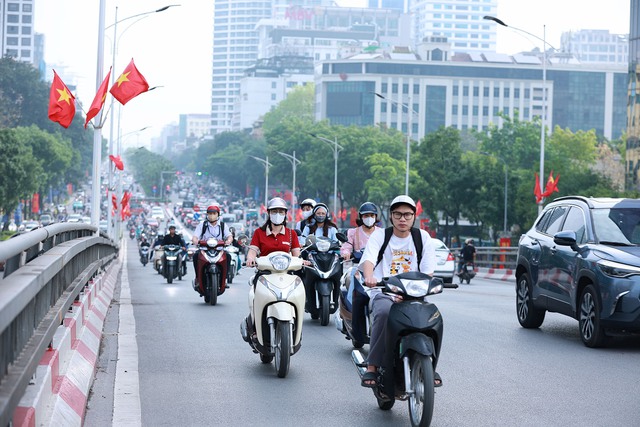 Hình ảnh lạ thường được ghi nhận tại Hà Nội vào buổi sáng sớm đầu tuần- Ảnh 6. Hình ảnh lạ thường được ghi nhận tại Hà Nội vào buổi sáng sớm đầu tuần- Ảnh 6.