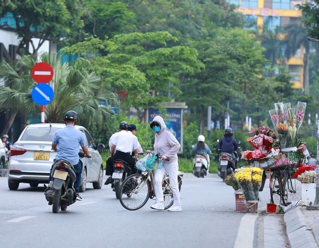 Hình ảnh lạ thường được ghi nhận tại Hà Nội vào buổi sáng sớm đầu tuần- Ảnh 7. Hình ảnh lạ thường được ghi nhận tại Hà Nội vào buổi sáng sớm đầu tuần- Ảnh 7.