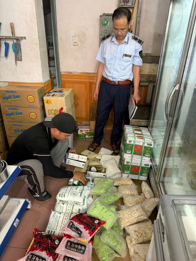 Hàng trăm gói cùi bưởi, trà thái, khoai dẻo... bị buộc tiêu huỷ vì không rõ nguồn gốc, xuất xứ- Ảnh 2. Hàng trăm gói cùi bưởi, trà thái, khoai dẻo... bị buộc tiêu huỷ vì không rõ nguồn gốc, xuất xứ- Ảnh 2.