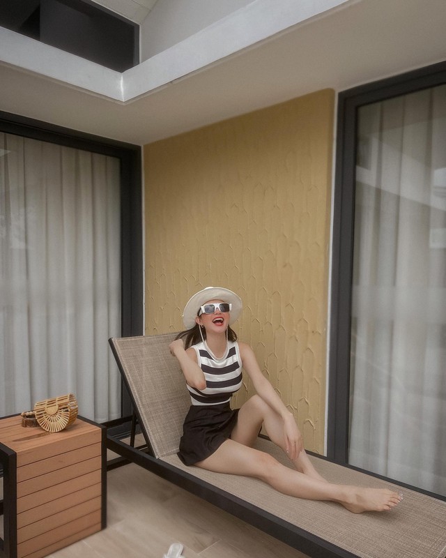Thời trang đi du lịch của Minh Hằng đẹp từ năm này qua năm khác, phụ nữ U40 nên tham khảo- Ảnh 7. Thời trang đi du lịch của Minh Hằng đẹp từ năm này qua năm khác, phụ nữ U40 nên tham khảo- Ảnh 7.