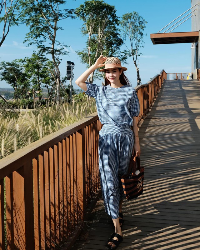 Thời trang đi du lịch của Minh Hằng đẹp từ năm này qua năm khác, phụ nữ U40 nên tham khảo- Ảnh 1. Thời trang đi du lịch của Minh Hằng đẹp từ năm này qua năm khác, phụ nữ U40 nên tham khảo- Ảnh 1.