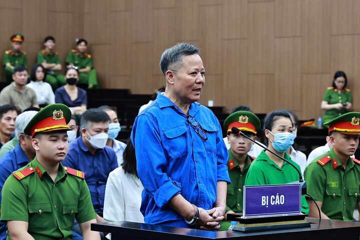Chủ tịch Công ty Thái Dương bật khóc, khai học hết lớp 8, không biết về kế toán- Ảnh 1. Chủ tịch Công ty Thái Dương bật khóc, khai học hết lớp 8, không biết về kế toán- Ảnh 1.