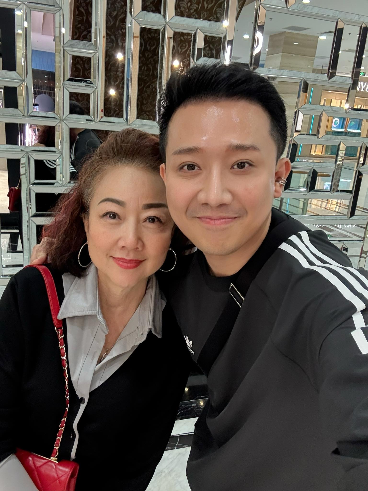 Trấn Thành: "Lúc đó, tôi thấy ghét mẹ mình dữ lắm"- Ảnh 2. Trấn Thành: "Lúc đó, tôi thấy ghét mẹ mình dữ lắm"- Ảnh 2.
