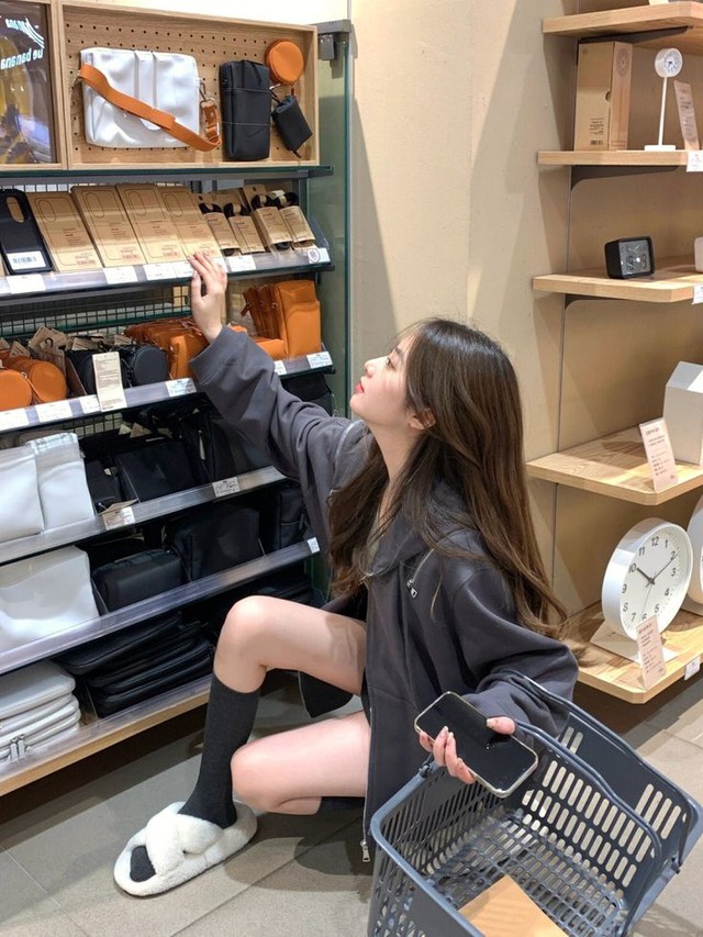 Mỗi lần bạn lướt story, ví lại mỏng đi một chút: Mỗi lần bạn lướt story, ví lại mỏng đi một chút: