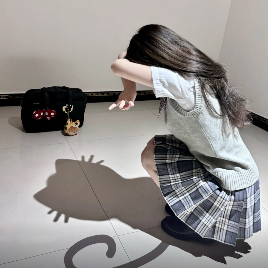 Giải mã cơn sốt bóng đen con mèo - “kitten shadow”: Người nổi tiếng rủ nhau đu trend, đã có bức ảnh triệu like- Ảnh 5. Giải mã cơn sốt bóng đen con mèo - “kitten shadow”: Người nổi tiếng rủ nhau đu trend, đã có bức ảnh triệu like- Ảnh 5.