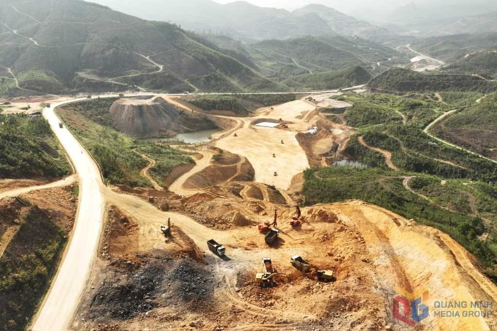 "Đại công trường" dự án gần 2.000 tỷ nối liền hai thành phố: Hạ dốc, cắt cua, hạ nền 30 mét- Ảnh 1. "Đại công trường" dự án gần 2.000 tỷ nối liền hai thành phố: Hạ dốc, cắt cua, hạ nền 30 mét- Ảnh 1.