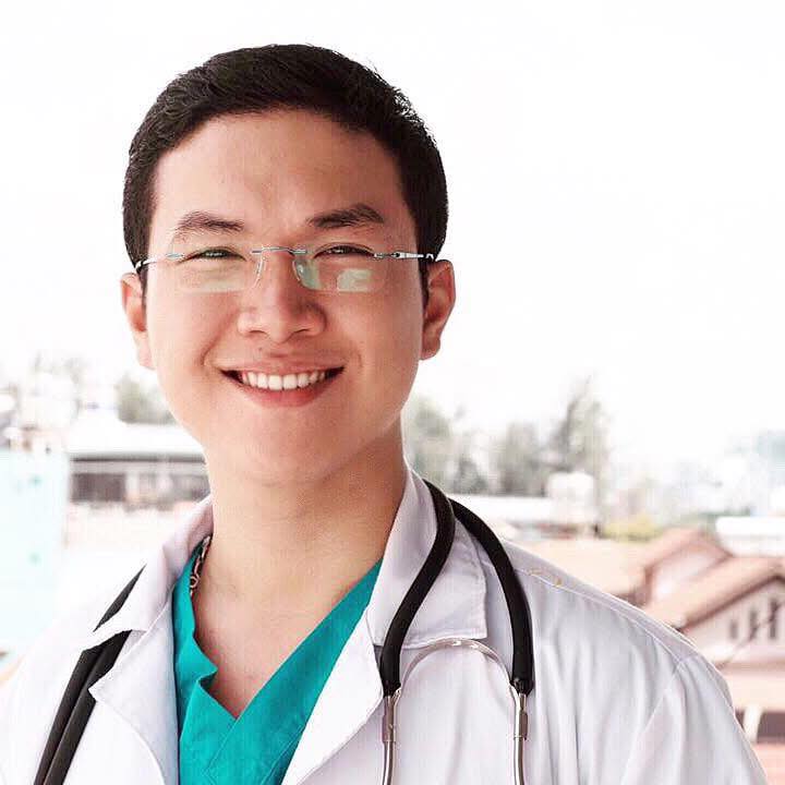 "Con tôi chỉ bị viêm mũi dị ứng thôi mà...": Người mẹ khóc nấc vì không ngờ thói quen xịt mũi lại khiến con bị suy tuyến thượng thận- Ảnh 1. "Con tôi chỉ bị viêm mũi dị ứng thôi mà...": Người mẹ khóc nấc vì không ngờ thói quen xịt mũi lại khiến con bị suy tuyến thượng thận- Ảnh 1.