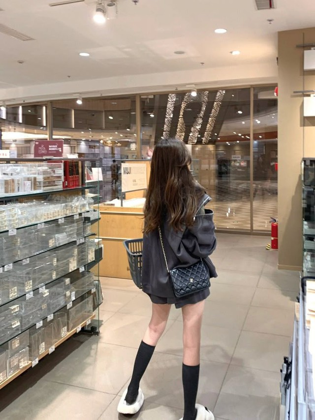 Mỗi lần bạn lướt story, ví lại mỏng đi một chút: Mỗi lần bạn lướt story, ví lại mỏng đi một chút: