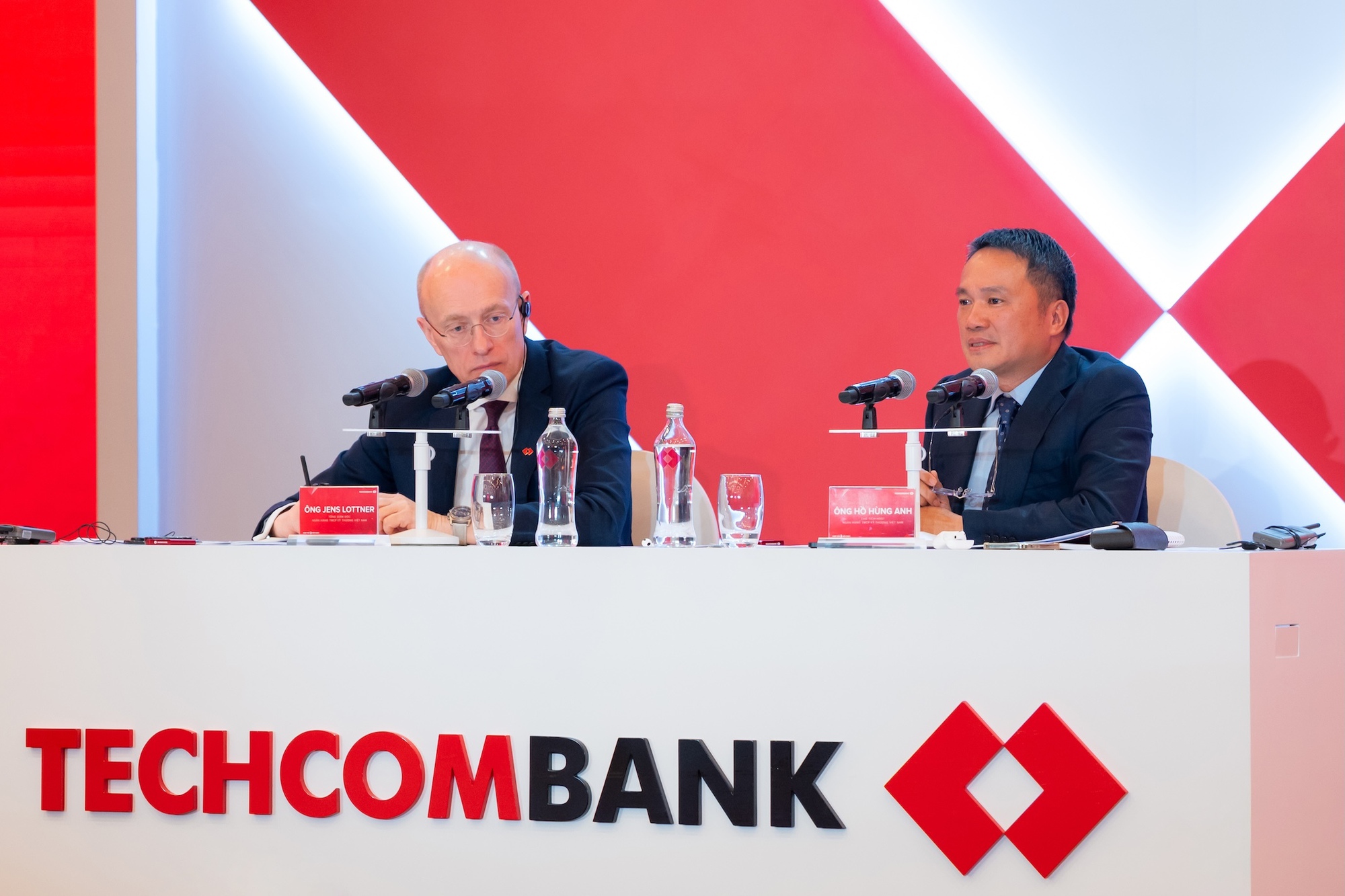 Cổ phiếu Techcombank lên cao nhất lịch sử sau 'cam kết 20 tỷ USD' của Chủ tịch Hồ Hùng Anh- Ảnh 1. Cổ phiếu Techcombank lên cao nhất lịch sử sau 'cam kết 20 tỷ USD' của Chủ tịch Hồ Hùng Anh- Ảnh 1.