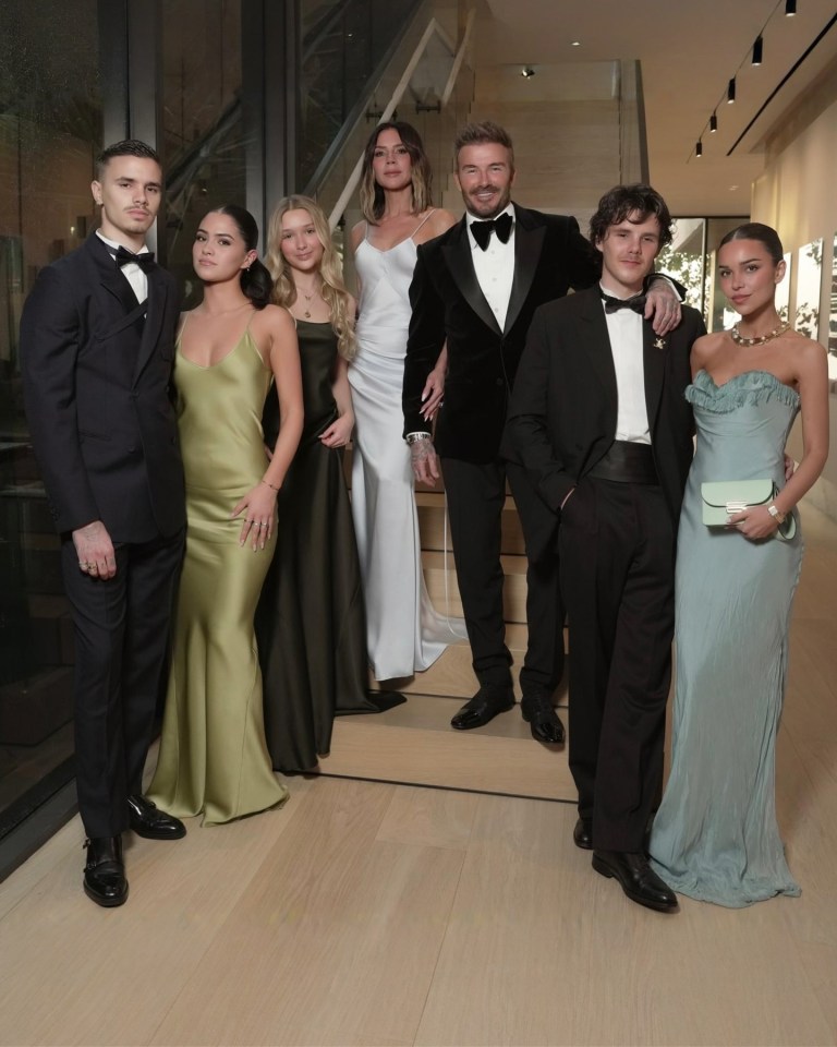 Ngày của mẹ, David Beckham nỗ lực hàn gắn vết rạn nứt trong gia đình nhưng con trai cả Brooklyn vẫn phớt lờ- Ảnh 4. Ngày của mẹ, David Beckham nỗ lực hàn gắn vết rạn nứt trong gia đình nhưng con trai cả Brooklyn vẫn phớt lờ- Ảnh 4.