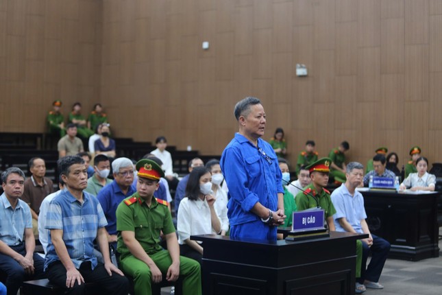 Vụ buôn lậu đất hiếm sang Trung Quốc: Chủ doanh nghiệp khóc, khai mới học hết lớp 8- Ảnh 1. Vụ buôn lậu đất hiếm sang Trung Quốc: Chủ doanh nghiệp khóc, khai mới học hết lớp 8- Ảnh 1.