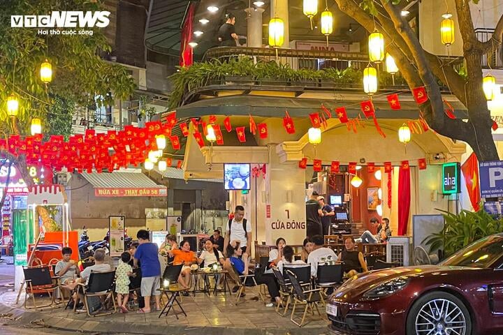 Hà Nội vào cao điểm nắng nóng, quán giải khát chật như nêm- Ảnh 5. Hà Nội vào cao điểm nắng nóng, quán giải khát chật như nêm- Ảnh 5.