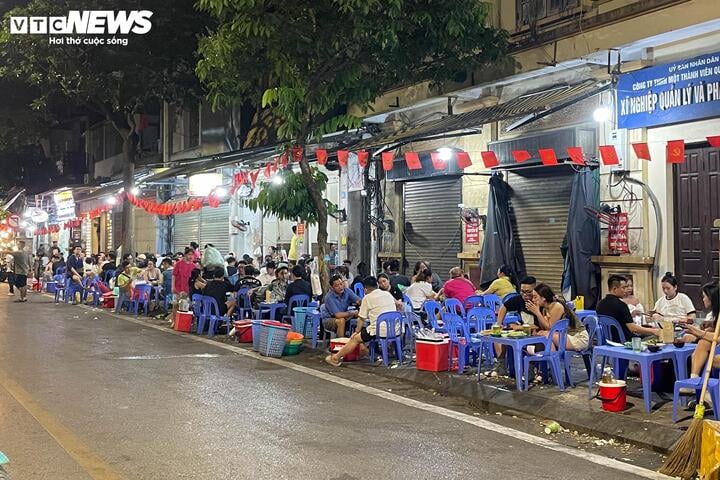 Hà Nội vào cao điểm nắng nóng, quán giải khát chật như nêm- Ảnh 2. Hà Nội vào cao điểm nắng nóng, quán giải khát chật như nêm- Ảnh 2.