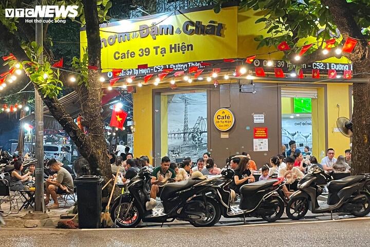 Hà Nội vào cao điểm nắng nóng, quán giải khát chật như nêm- Ảnh 4. Hà Nội vào cao điểm nắng nóng, quán giải khát chật như nêm- Ảnh 4.
