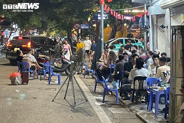 Hà Nội vào cao điểm nắng nóng, quán giải khát chật như nêm- Ảnh 3. Hà Nội vào cao điểm nắng nóng, quán giải khát chật như nêm- Ảnh 3.
