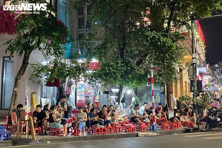 Hà Nội vào cao điểm nắng nóng, quán giải khát chật như nêm- Ảnh 16. Hà Nội vào cao điểm nắng nóng, quán giải khát chật như nêm- Ảnh 16.