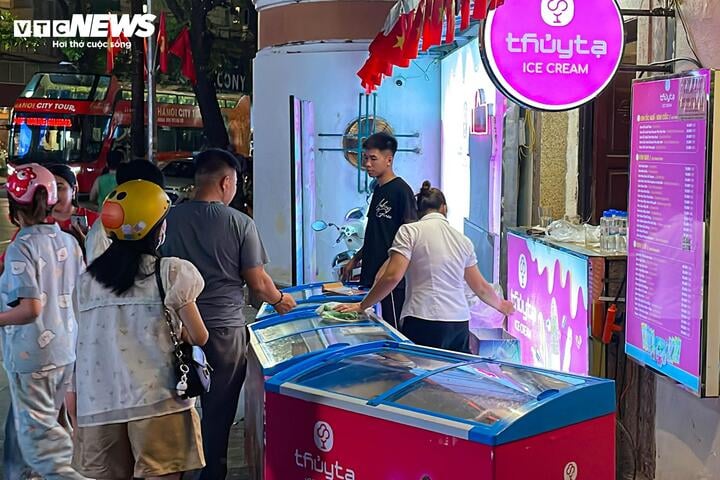 Hà Nội vào cao điểm nắng nóng, quán giải khát chật như nêm- Ảnh 13. Hà Nội vào cao điểm nắng nóng, quán giải khát chật như nêm- Ảnh 13.