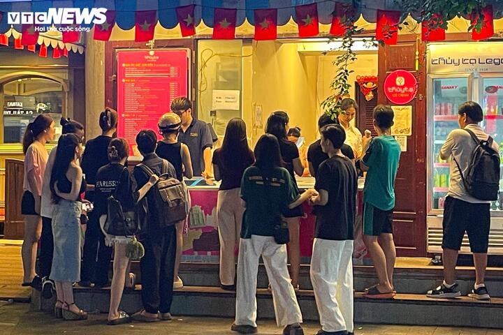 Hà Nội vào cao điểm nắng nóng, quán giải khát chật như nêm- Ảnh 14. Hà Nội vào cao điểm nắng nóng, quán giải khát chật như nêm- Ảnh 14.