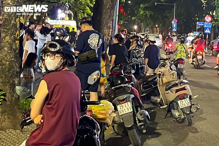 Hà Nội vào cao điểm nắng nóng, quán giải khát chật như nêm- Ảnh 15. Hà Nội vào cao điểm nắng nóng, quán giải khát chật như nêm- Ảnh 15.