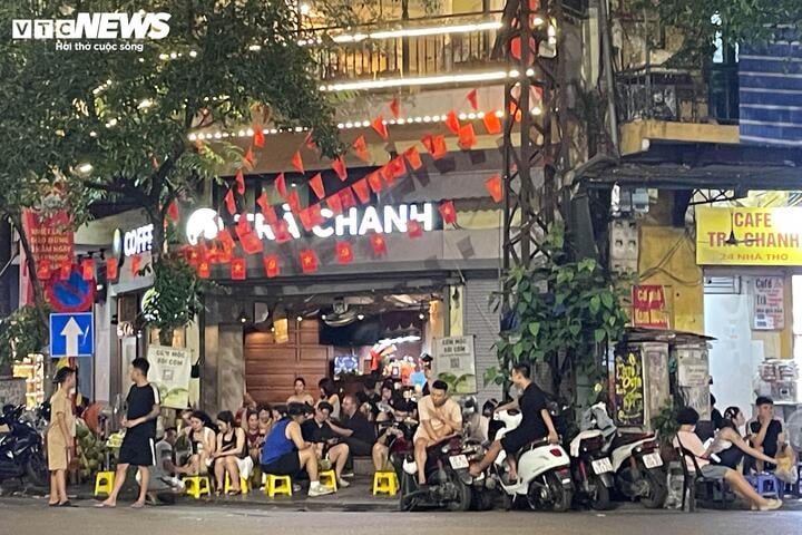 Hà Nội vào cao điểm nắng nóng, quán giải khát chật như nêm- Ảnh 9. Hà Nội vào cao điểm nắng nóng, quán giải khát chật như nêm- Ảnh 9.