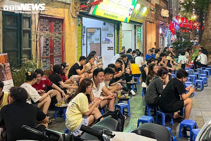 Hà Nội vào cao điểm nắng nóng, quán giải khát chật như nêm- Ảnh 10. Hà Nội vào cao điểm nắng nóng, quán giải khát chật như nêm- Ảnh 10.