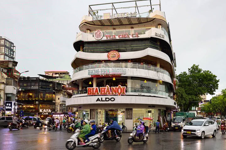Chủ tòa nhà 'Hàm cá mập' đề nghị sớm duyệt phương án đền bù giải phóng mặt bằng- Ảnh 1. Chủ tòa nhà 'Hàm cá mập' đề nghị sớm duyệt phương án đền bù giải phóng mặt bằng- Ảnh 1.