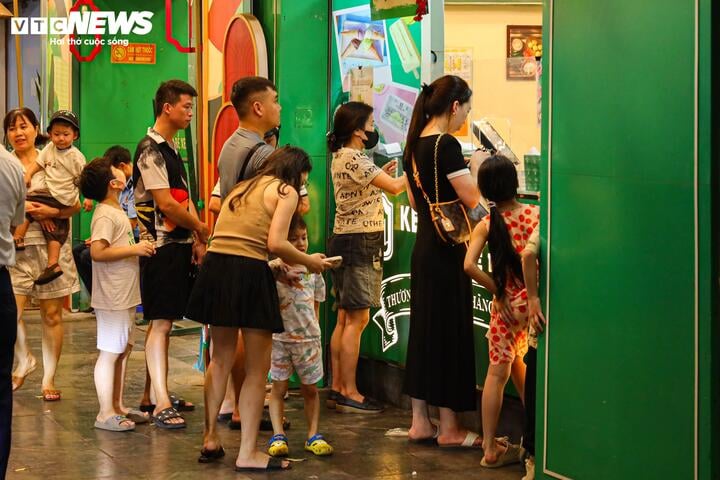 Hà Nội vào cao điểm nắng nóng, quán giải khát chật như nêm- Ảnh 12. Hà Nội vào cao điểm nắng nóng, quán giải khát chật như nêm- Ảnh 12.