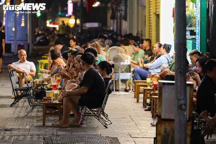 Hà Nội vào cao điểm nắng nóng, quán giải khát chật như nêm- Ảnh 7. Hà Nội vào cao điểm nắng nóng, quán giải khát chật như nêm- Ảnh 7.