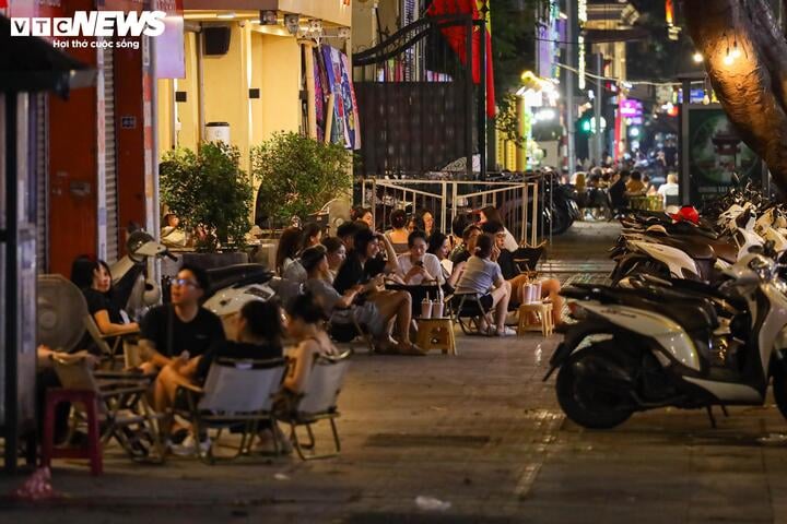 Hà Nội vào cao điểm nắng nóng, quán giải khát chật như nêm- Ảnh 6. Hà Nội vào cao điểm nắng nóng, quán giải khát chật như nêm- Ảnh 6.