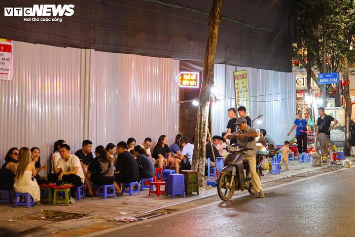 Hà Nội vào cao điểm nắng nóng, quán giải khát chật như nêm- Ảnh 18. Hà Nội vào cao điểm nắng nóng, quán giải khát chật như nêm- Ảnh 18.