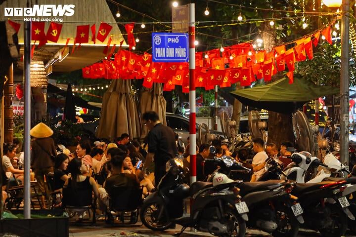 Hà Nội vào cao điểm nắng nóng, quán giải khát chật như nêm- Ảnh 8. Hà Nội vào cao điểm nắng nóng, quán giải khát chật như nêm- Ảnh 8.