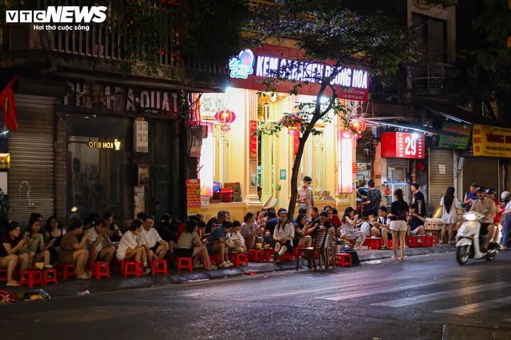 Hà Nội vào cao điểm nắng nóng, quán giải khát chật như nêm- Ảnh 17. Hà Nội vào cao điểm nắng nóng, quán giải khát chật như nêm- Ảnh 17.