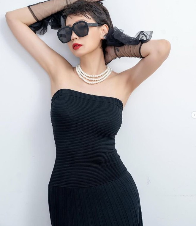 Mẹ vợ hot nhất làng bóng đá khoe nhan sắc U50 trẻ đẹp khó tin, “gen” đỉnh cỡ này Doãn Hải My cỡ nào?- Ảnh 2. Mẹ vợ hot nhất làng bóng đá khoe nhan sắc U50 trẻ đẹp khó tin, “gen” đỉnh cỡ này Doãn Hải My cỡ nào?- Ảnh 2.