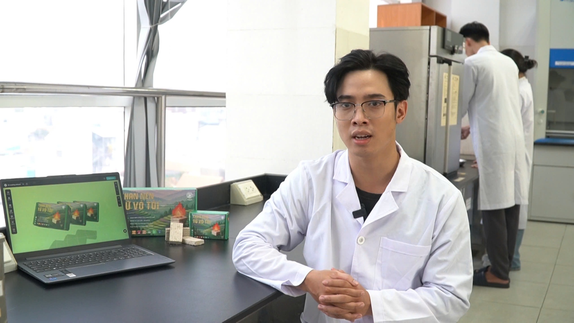 Học 3 ngành đại học, vẫn khởi nghiệp từ vỏ tỏi- Ảnh 1. Học 3 ngành đại học, vẫn khởi nghiệp từ vỏ tỏi- Ảnh 1.