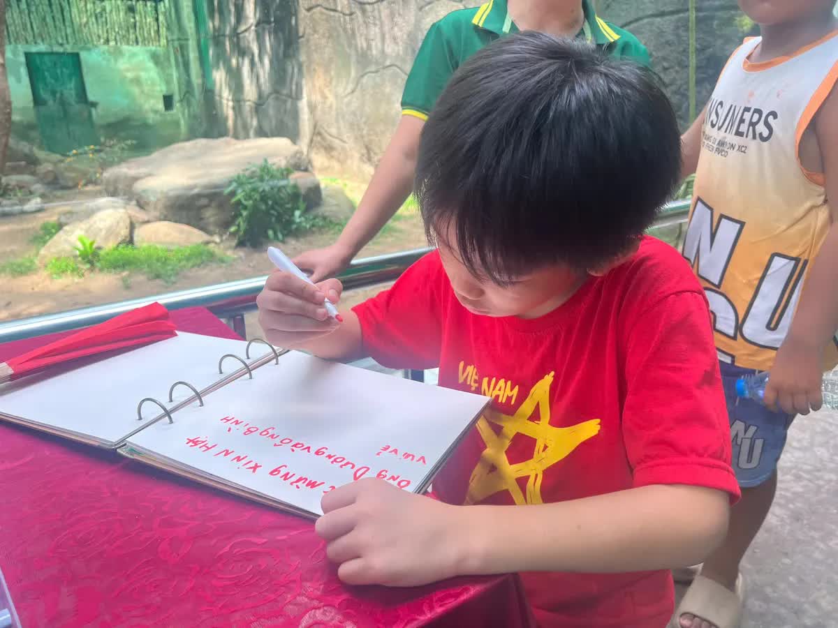 Xúc động lễ chia tay “ông” hổ Tây ở Thảo Cầm Viên Sài Gòn- Ảnh 4. Xúc động lễ chia tay “ông” hổ Tây ở Thảo Cầm Viên Sài Gòn- Ảnh 4.