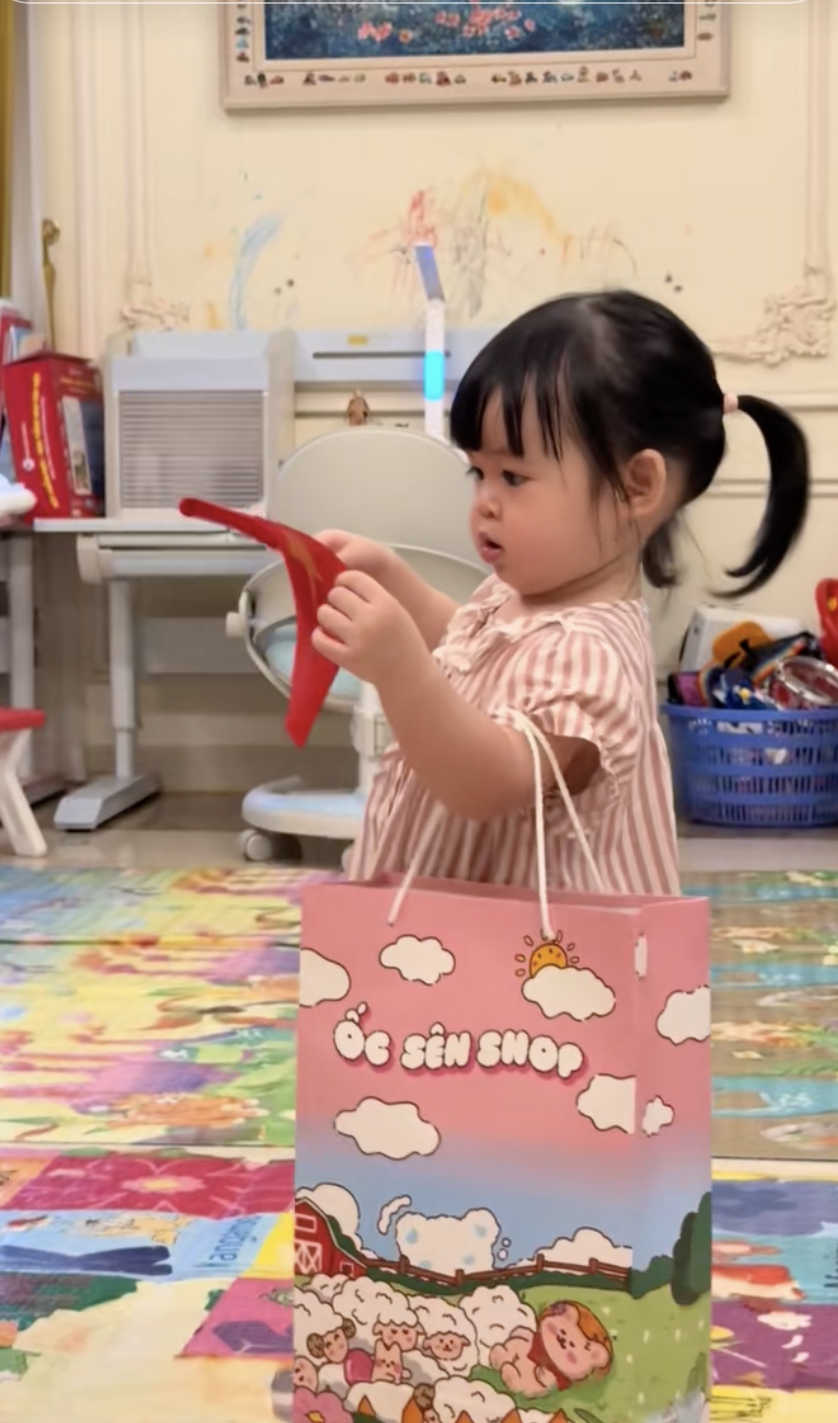Dâu hào môn Đỗ Mỹ Linh vô tình để lộ một khoảnh khắc bên trong lâu đài nhà bầu Hiển khiến dân tình xôn xao- Ảnh 1. Dâu hào môn Đỗ Mỹ Linh vô tình để lộ một khoảnh khắc bên trong lâu đài nhà bầu Hiển khiến dân tình xôn xao- Ảnh 1.