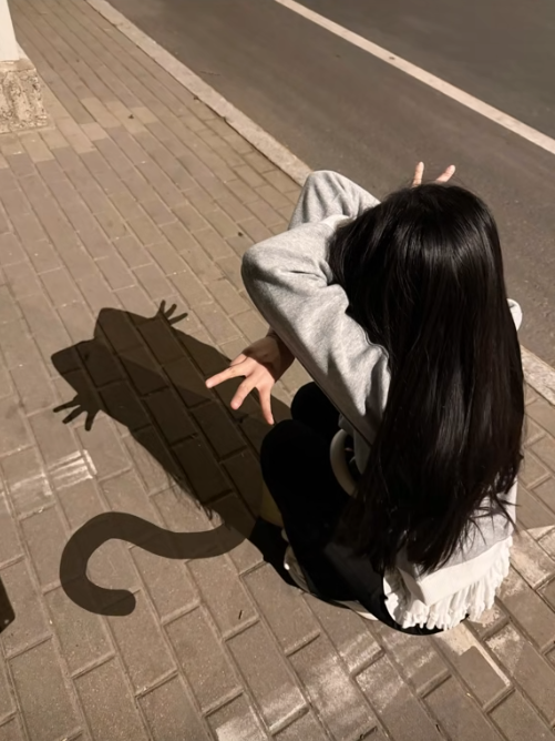 Giải mã cơn sốt bóng đen con mèo - “kitten shadow”: Người nổi tiếng rủ nhau đu trend, đã có bức ảnh triệu like- Ảnh 8. Giải mã cơn sốt bóng đen con mèo - “kitten shadow”: Người nổi tiếng rủ nhau đu trend, đã có bức ảnh triệu like- Ảnh 8.