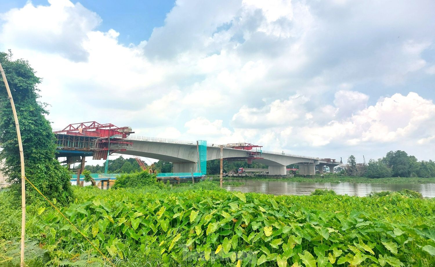 Cầu vượt sông Sài Gòn trên đường Vành đai 3 trước ngày hợp long- Ảnh 3. Cầu vượt sông Sài Gòn trên đường Vành đai 3 trước ngày hợp long- Ảnh 3.