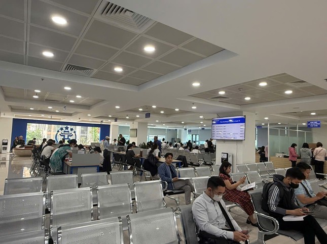 Trung tâm hành chính công Hà Nội bất ngờ 'vắng khách' ngày đầu tuần- Ảnh 2. Trung tâm hành chính công Hà Nội bất ngờ 'vắng khách' ngày đầu tuần- Ảnh 2.