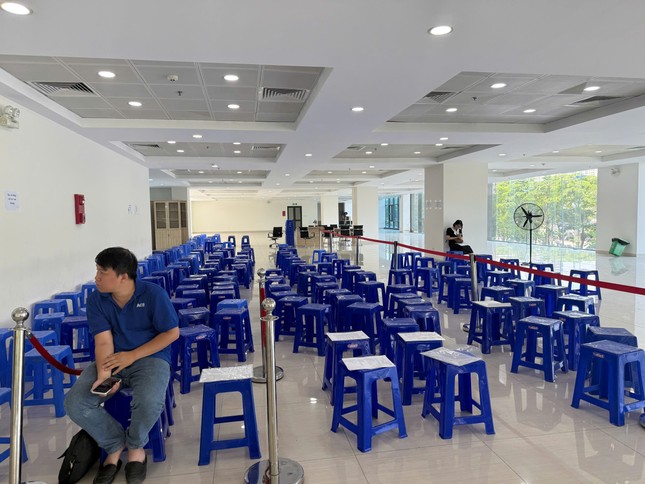 Trung tâm hành chính công Hà Nội bất ngờ 'vắng khách' ngày đầu tuần- Ảnh 1. Trung tâm hành chính công Hà Nội bất ngờ 'vắng khách' ngày đầu tuần- Ảnh 1.