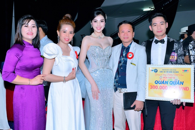 MC Kim Huyền Sâm diện đầm bó sát khoe sắc vóc quyến rũ- Ảnh 4. MC Kim Huyền Sâm diện đầm bó sát khoe sắc vóc quyến rũ- Ảnh 4.