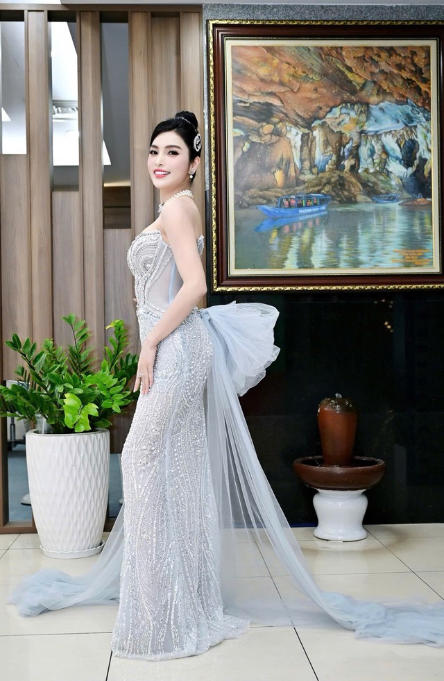 MC Kim Huyền Sâm diện đầm bó sát khoe sắc vóc quyến rũ- Ảnh 1. MC Kim Huyền Sâm diện đầm bó sát khoe sắc vóc quyến rũ- Ảnh 1.