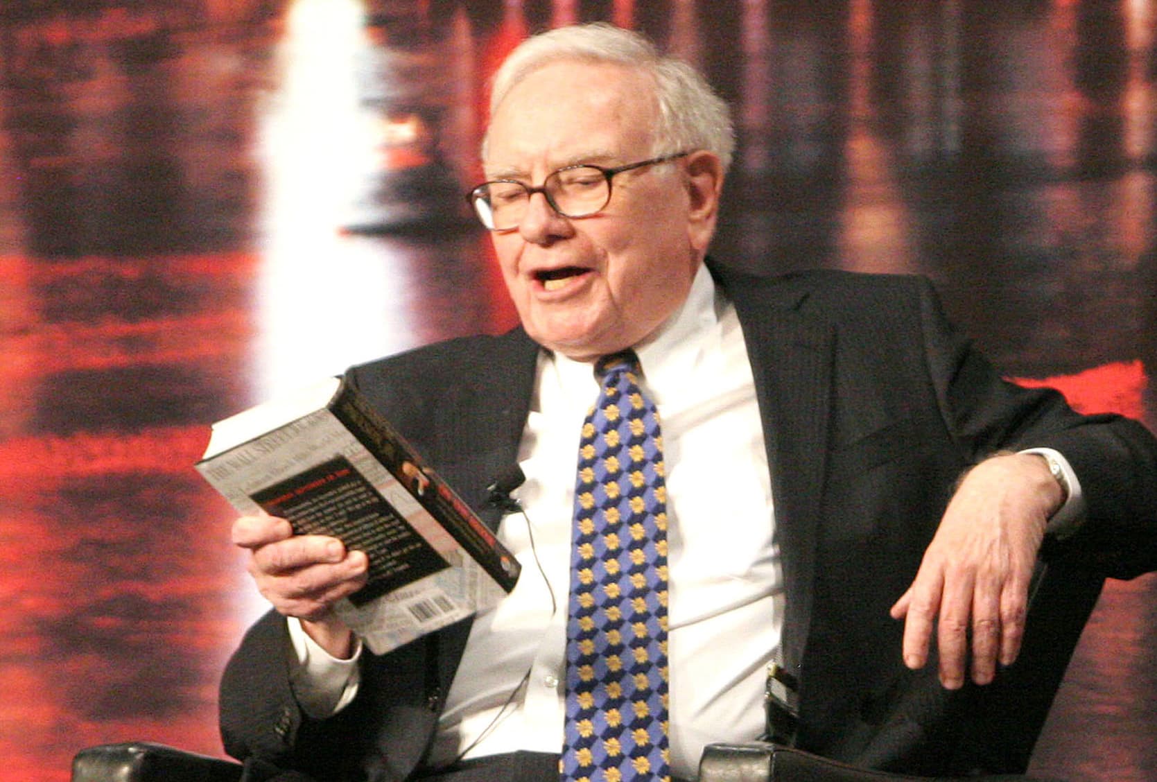 Tỷ phú Buffett: Đây là KHOẢN ĐẦU TƯ đáng giá nhất của đời người, không phải BĐS, vàng hay chứng khoán!- Ảnh 1. Tỷ phú Buffett: Đây là KHOẢN ĐẦU TƯ đáng giá nhất của đời người, không phải BĐS, vàng hay chứng khoán!- Ảnh 1.