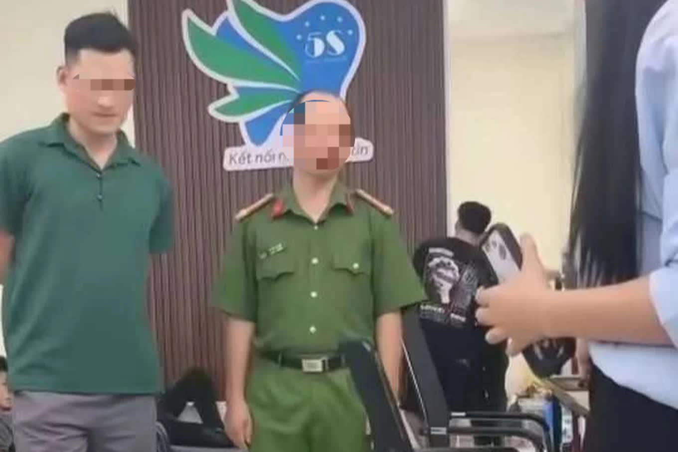 Hà Nội: Tạm đình chỉ công tác cán bộ công an phường bị tố đánh 1 cô gái- Ảnh 1. Hà Nội: Tạm đình chỉ công tác cán bộ công an phường bị tố đánh 1 cô gái- Ảnh 1.